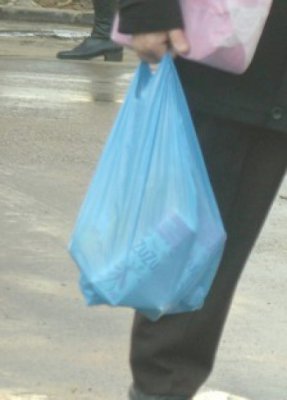 Incredibil: un minor i-a smuls plasa cu alimente unei femei, în plină zi